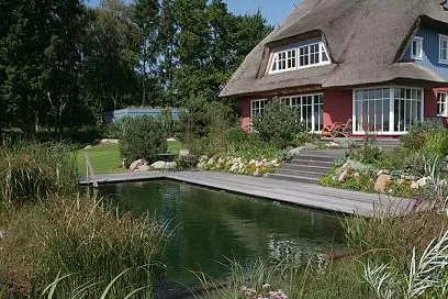 Tag des Swimmingteiches: Potsdamer Gärtner von Eden öffnet Garten und Pool in Markee bei Nauen Bild: Tag des Swimmingteiches: Potsdamer Gärtner von Eden öffnet Garten und Pool in Markee bei Nauen