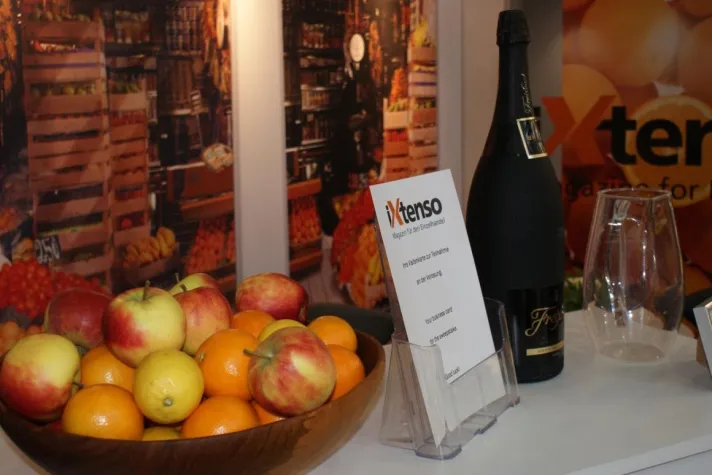 Bild: Bitte lächeln! iXtenso – das Magazin für den Handel mit Stand und Fotobox auf der EuroShop 2020