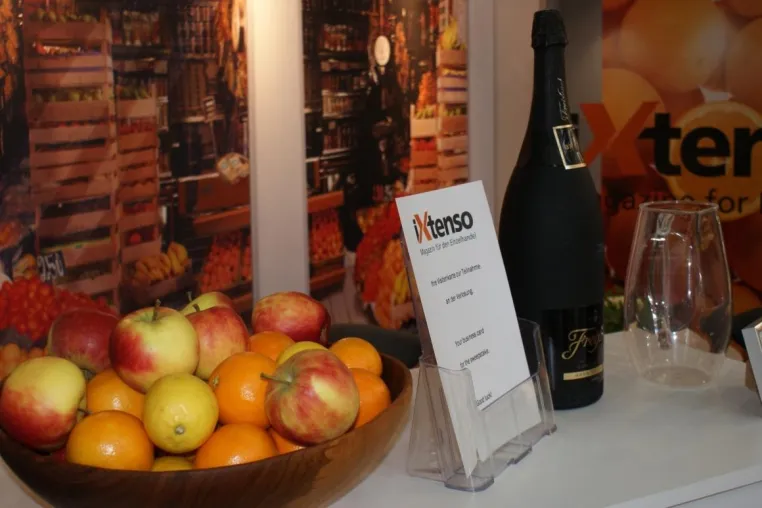 Bild: Bitte lächeln! iXtenso – das Magazin für den Handel mit Stand und Fotobox auf der EuroShop 2020