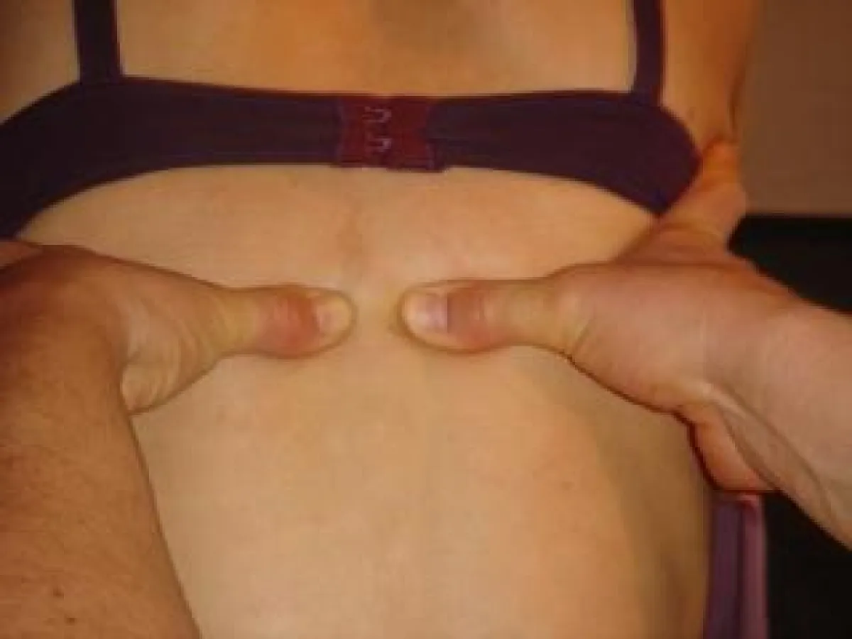 Ertasten der Dorn-Fortsätze mit der Wirbeltherapie nach DORN