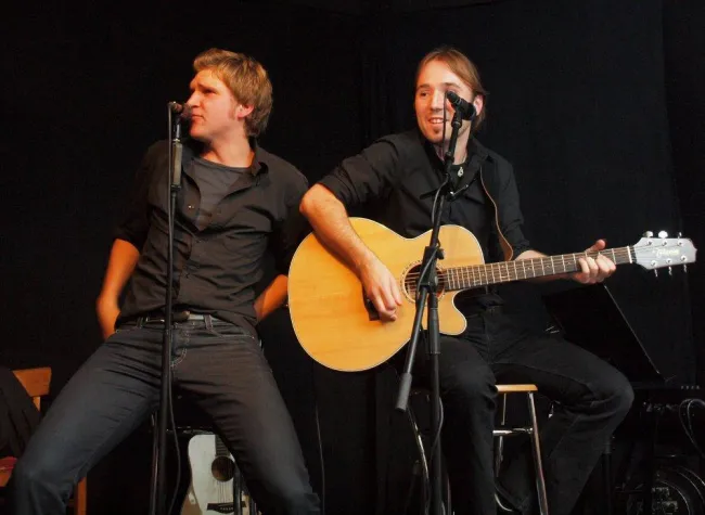 Akustik-Rock-Duo spielt für Soldaten im Kosovo Bild: Akustik-Rock-Duo spielt für Soldaten im Kosovo