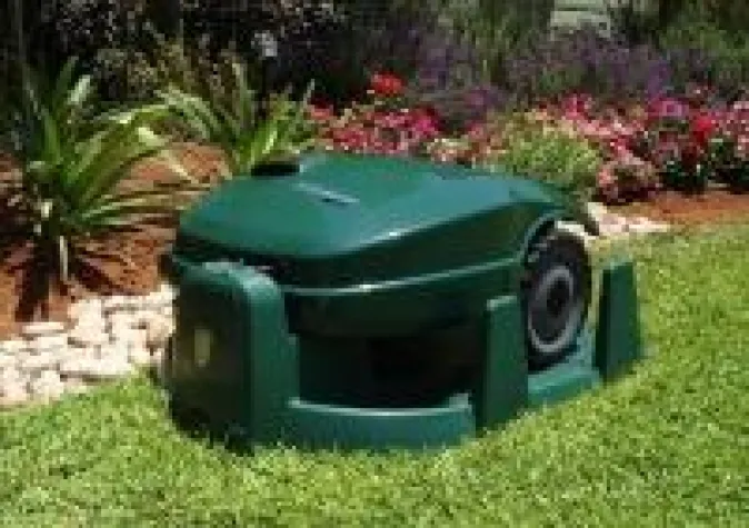 Bild: Umweltschutz beginnt im eigenen Garten– keine Emissionen dank moderner Roboter-Rasenmäher