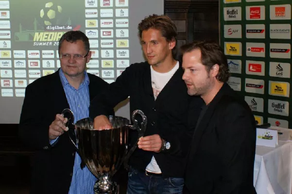 Mediacup 2009 - Promis spielen wieder Fußball Bild: Mediacup 2009 - Promis spielen wieder Fußball