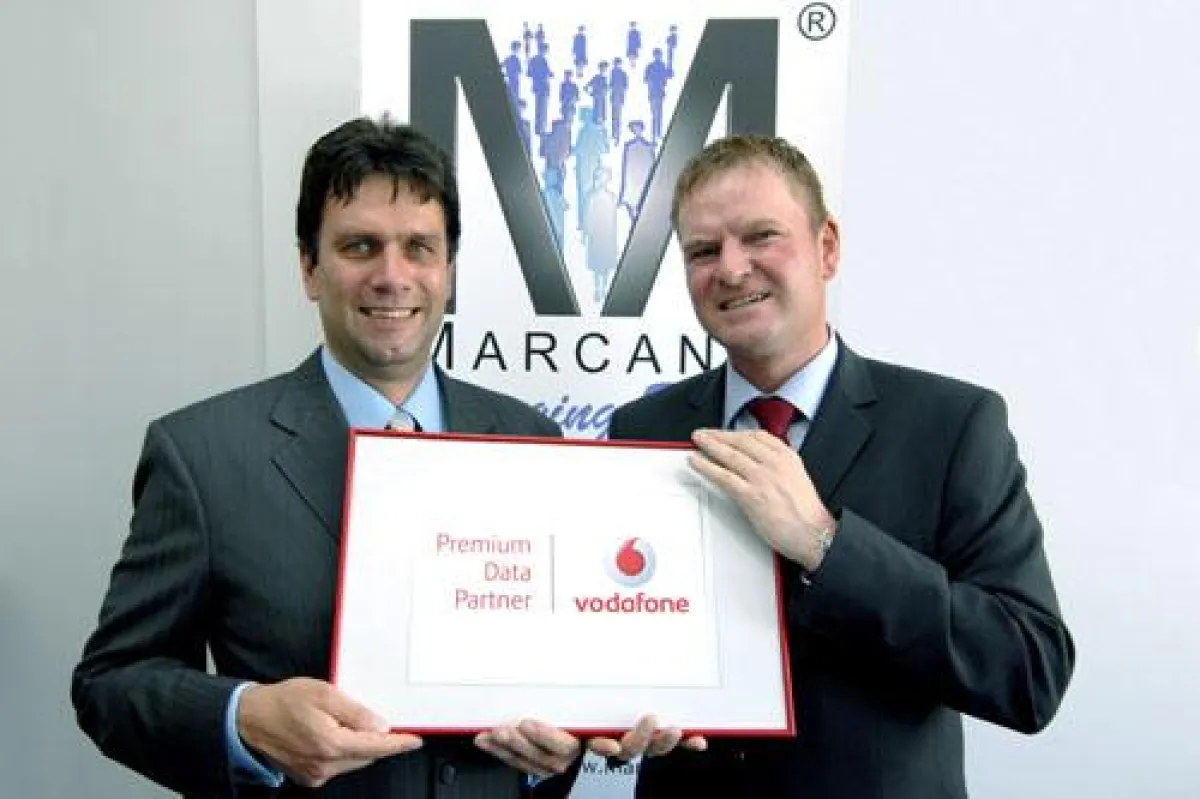 Gute Partnerschaft: Jochen Bruns, Partner Account Manager bei Vodafone (rechts im Bild), überreicht Thorsten Hojas, Geschäftsführer der MarcanT GmbH, die Auszeichnung „Premium Data Parter“.