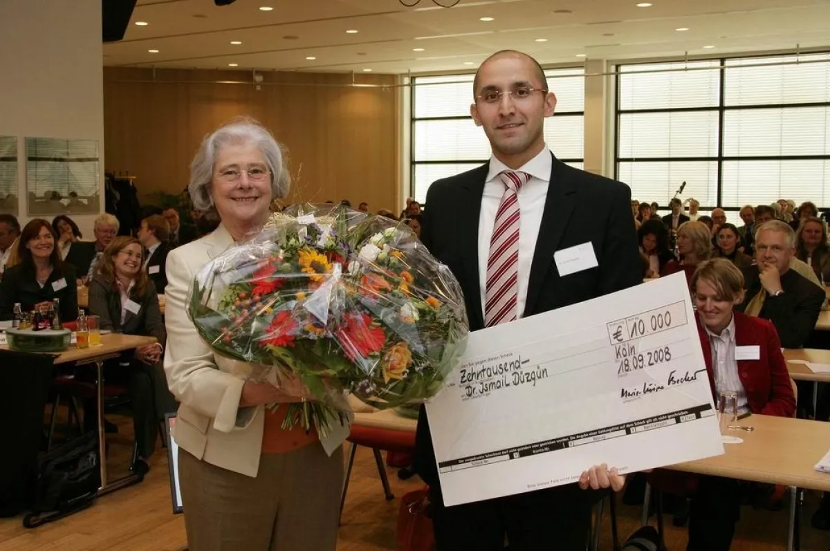 Stiftungsgründerin Marie-Luise Becker überreichte Dr. Ismail Düzgün den Innovationspreis