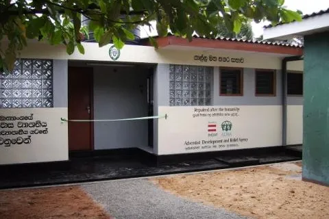 Bild: Zwei Jahre nach dem Tsunami - ADRA baut Klärsysteme in Sri Lanka