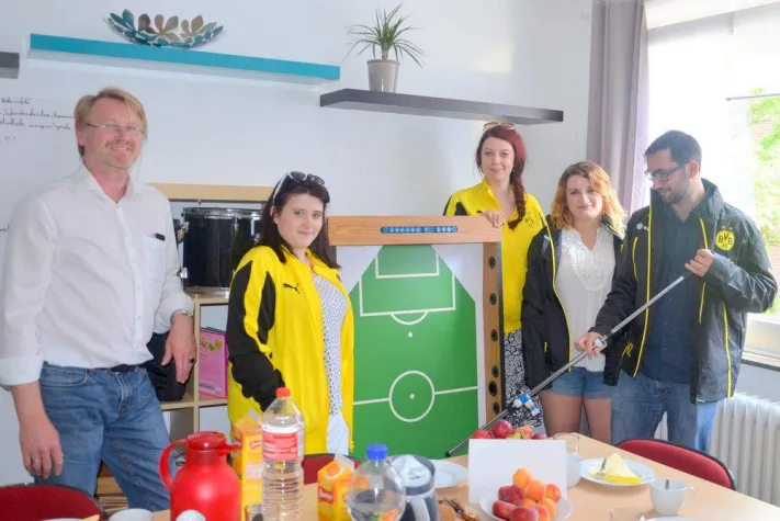 Bild: Ein Tischkicker und die passenden Trainingskleidung für das nächste Fußballspiel