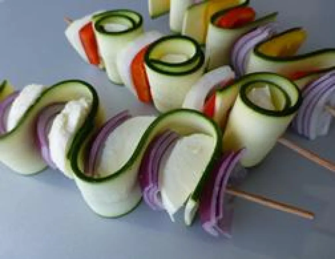 Kreative Gemüsespieße mit hauchdünnen Zucchinischeiben.