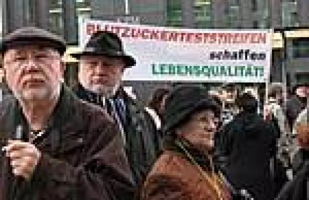 Bild: Diabetiker demonstrieren für Blutzuckerteststreifen