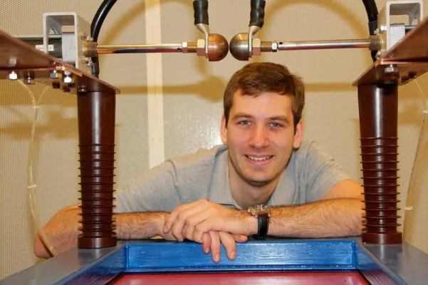 Westfälische Hochschule baut Blitzgenerator für Siemens in Mülheim Bild: Westfälische Hochschule baut Blitzgenerator für Siemens in Mülheim