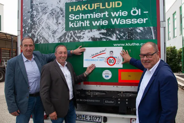 Chemische Werke Kluthe und Spedition Eberhard werden Mitglied bei „Hellwach mit 80 km/h“ Bild: Chemische Werke Kluthe und Spedition Eberhard werden Mitglied bei „Hellwach mit 80 km/h“
