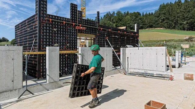 Bild: Moderne Leichtbauschalung im Stallbau für einfaches Schalen ohne Kran