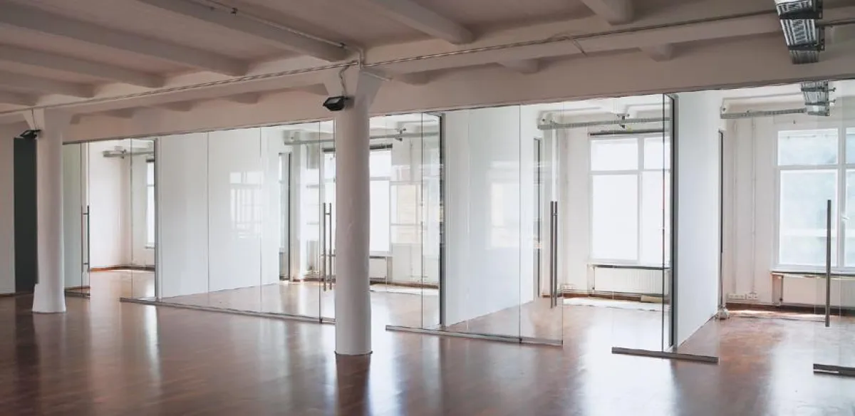 Die Teilung der Büroeinheiten erfolgt fast schwerelos mit dem Ganzglas-Trennwandsystem T50 und raumhohen Schiebetüren