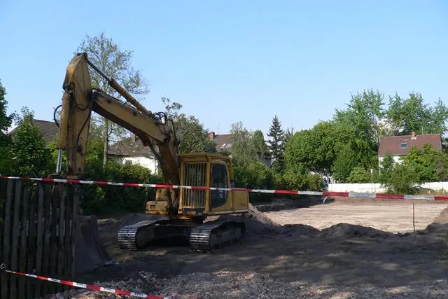 Baugenehmigung erteilt - Bagger rollen in der Offenbacher Lindenstraße Bild: Baugenehmigung erteilt - Bagger rollen in der Offenbacher Lindenstraße