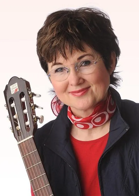 Liedermacherin Traudel Kern präsentiert im Jugenddorf ihre selbstgeschriebenen Chansons in pfälzischer Mundart (Bild: CJD Jugenddorf Offenburg).