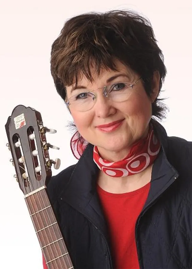 Liedermacherin Traudel Kern präsentiert im Jugenddorf ihre selbstgeschriebenen Chansons in pfälzischer Mundart (Bild: CJD Jugenddorf Offenburg).