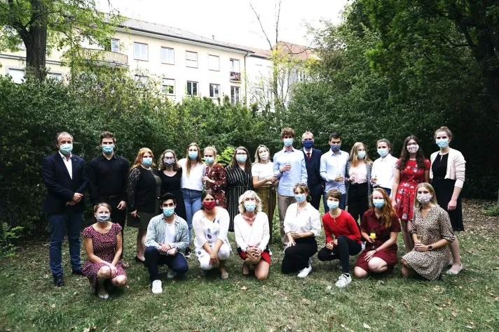 Bild: Mit Staatspreis und Maske in den Pflegeberuf