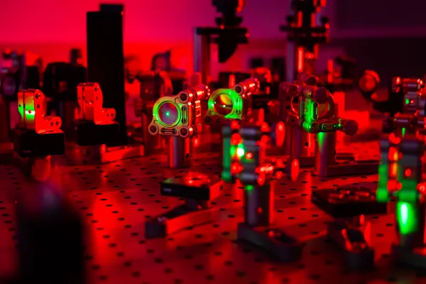 Bild: TU Graz-Physikerin präsentiert mobiles Gerät zur hochpräzisen Messung von Luftschadstoffen