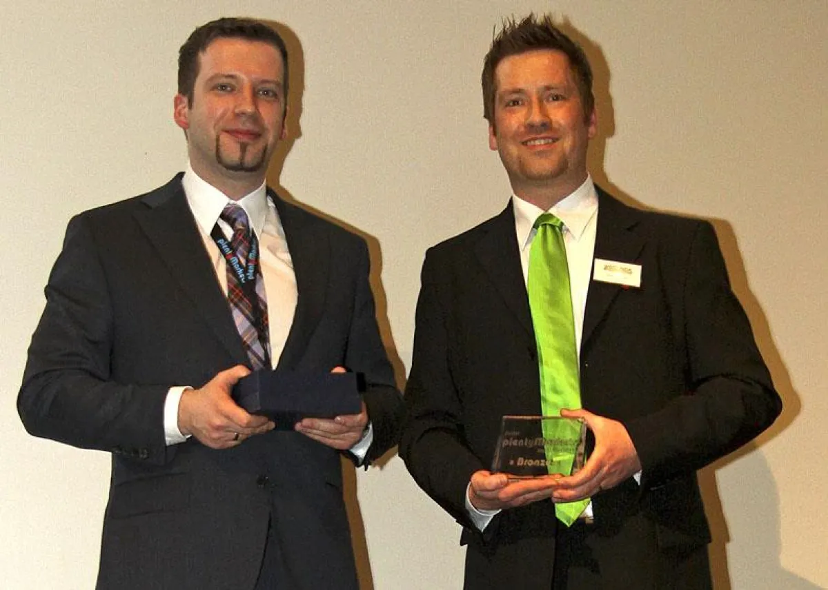 Kay Zimmer (schuhplus, rechts) bekommt Award 