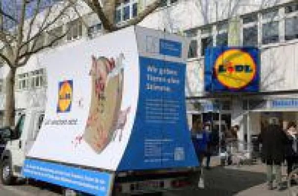 Bild: Plakatwagen zum Thema Massentierhaltung kommt nach Berlin: "LIDL verschont nicht"