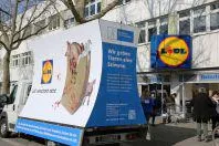 Bild: Plakatwagen zum Thema Massentierhaltung kommt nach Berlin: "LIDL verschont nicht"