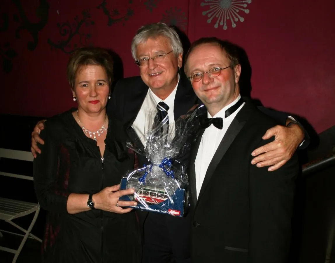 Dieter Gauf vom RDA Internationalen Bustouristik Verband (M.) gratuliert Anja und Kai Fischer zum 50- jährigen Firmenjubiläum.