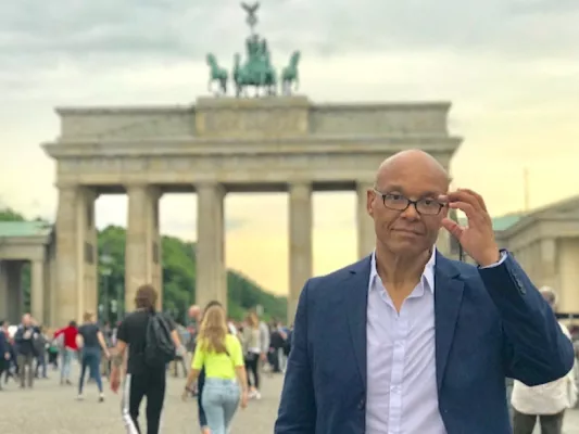 Professor Frank hilft online und live Menschen und Organisationen glücklich zu sein Bild: Professor Frank hilft online und live Menschen und Organisationen glücklich zu sein