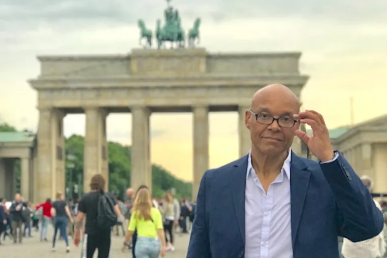 Bild: Professor Frank hilft online und live Menschen und Organisationen glücklich zu sein
