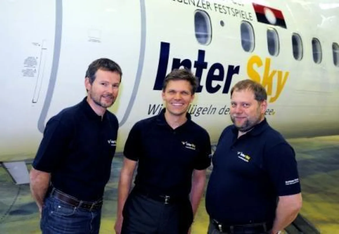 Manfred Wäger (Leiter Technik), Geschäftsführer Claus Bernatzik und Christian Hagen (Leiter Flugbetrieb) sorgen für einen pünktlichen und sicheren Flug. (Copyright: InterSky, Abdruck honorarfrei zur B