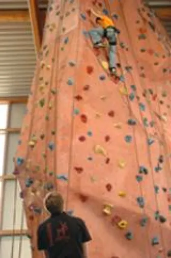 Ferienspaß in der Kletterwand – Der Countdown für die letzten Anmeldungen im KletterCamp läuft Bild: Ferienspaß in der Kletterwand – Der Countdown für die letzten Anmeldungen im KletterCamp läuft