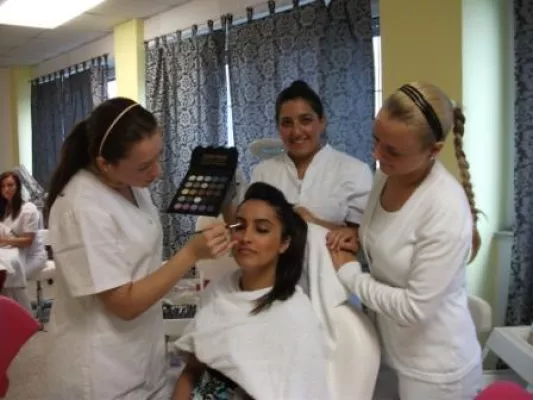 Ausbildung und berufliche Karriere: Die bilinguale Kosmetikschule in Deutschland Bild: Ausbildung und berufliche Karriere: Die bilinguale Kosmetikschule in Deutschland