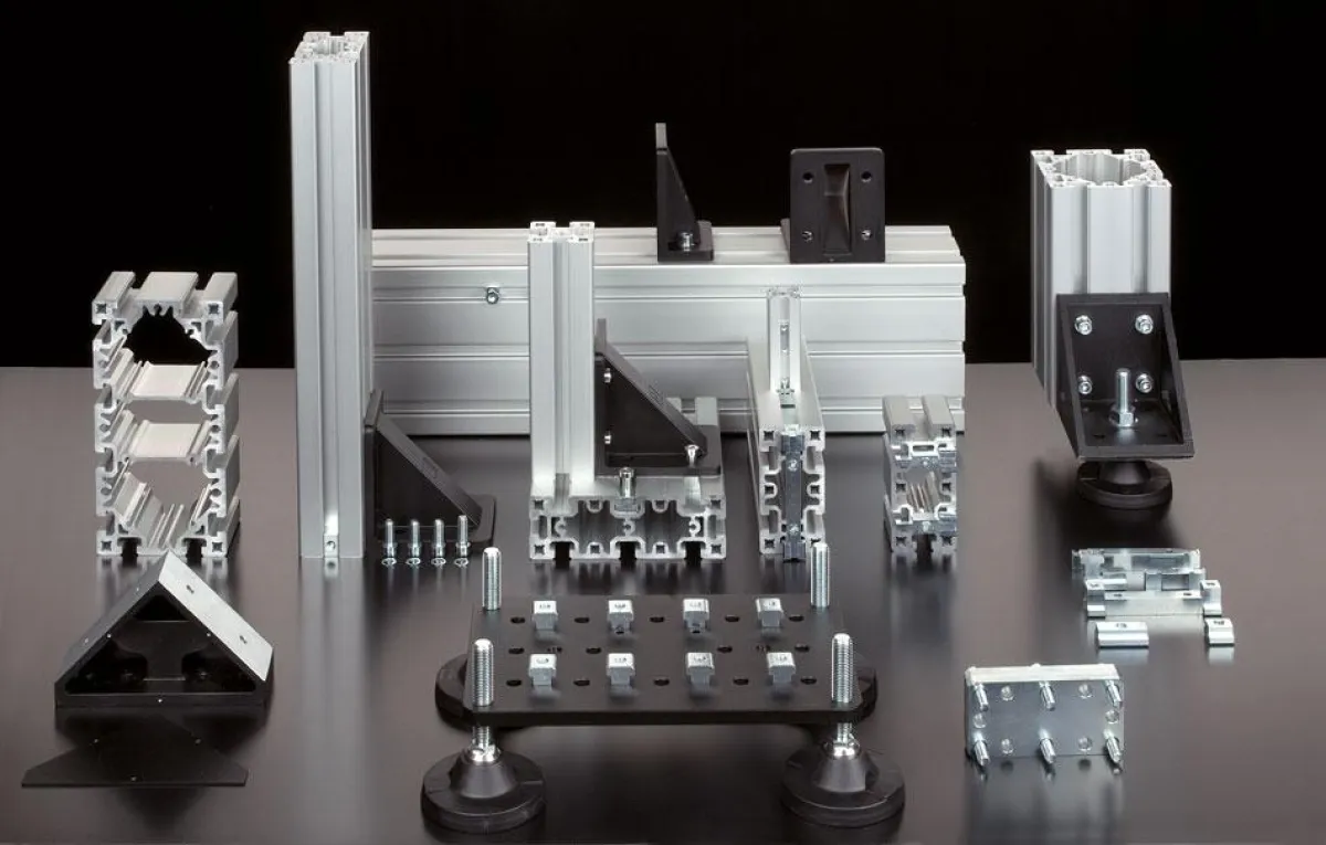 Für die Schwerlastprofile aus Aluminium ist ein umfangreiches Zubehörprogramm erhältlich