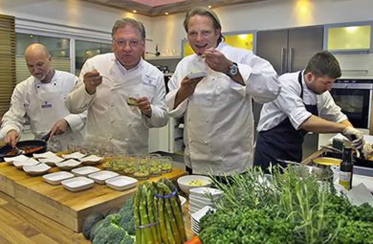 Frank Schwarz (2. v. l.) und Björn Freitag (2. v. r.) sind bei der diesjährigen Grimme-Preis-Verleih