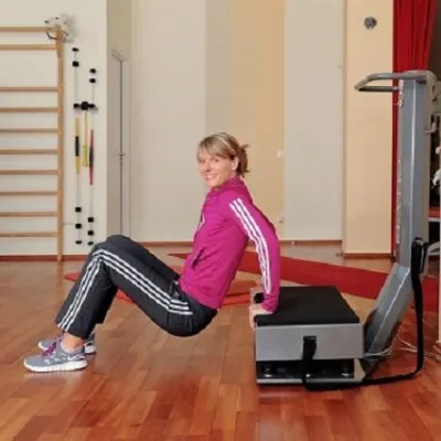 Bild: Abfahrtshocke auch zu Hause einnehmen - Vorbereitung auf den Skiurlaub beugt Verletzungen vor