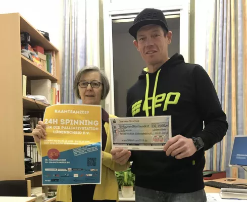 RAAM-Team spendet 1500 Euro an die Palliativstation des Klinikums Lüdenscheid Bild: RAAM-Team spendet 1500 Euro an die Palliativstation des Klinikums Lüdenscheid