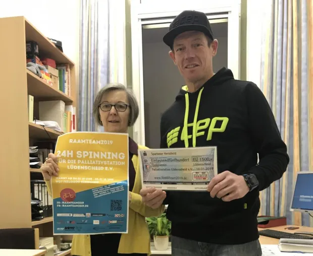 Bild: RAAM-Team spendet 1500 Euro an die Palliativstation des Klinikums Lüdenscheid