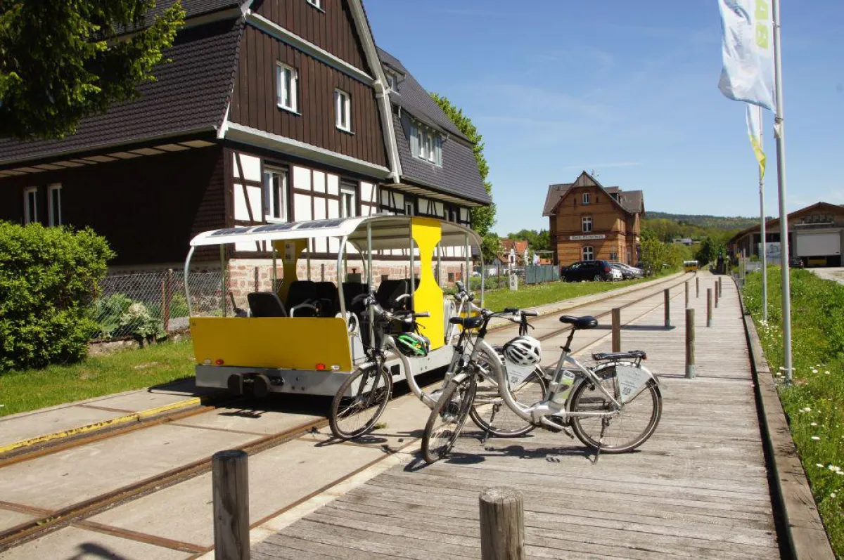 Solardraisine mit eBikes am Bahnhof in Wald-Michelbach