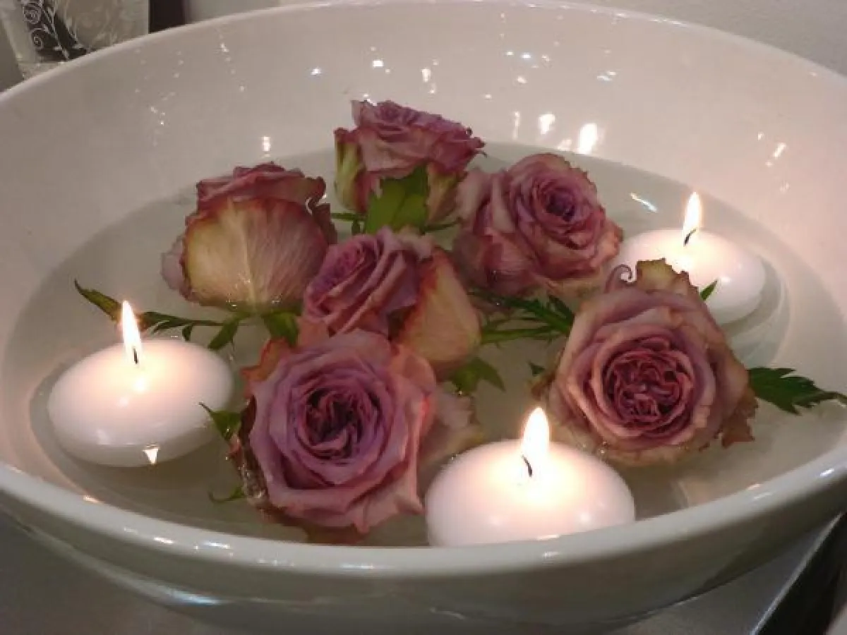 Kerzen und Rosen sind das perfekte Deko-Duo zum Tag des Kusses! Foto: Gütegemeinschaft Kerzen