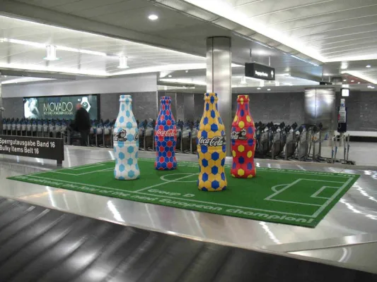 König Fußball gibt Flughafenwerbung den Kick - Internationale Brands werben zur EM in Wien und Zürich Bild: König Fußball gibt Flughafenwerbung den Kick - Internationale Brands werben zur EM in Wien und Zürich