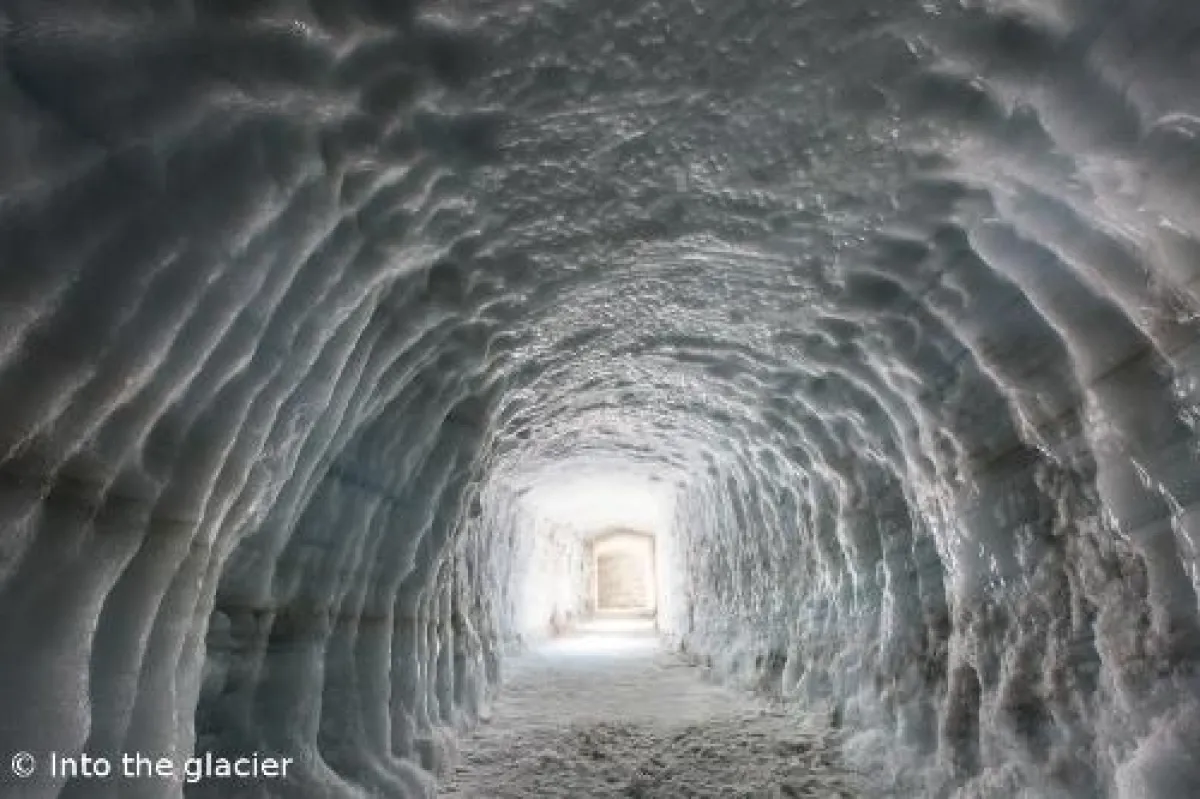 Mit islanddirekt.com zur Eistunnelerkundung im Langjökull-Gletscher auf Island.