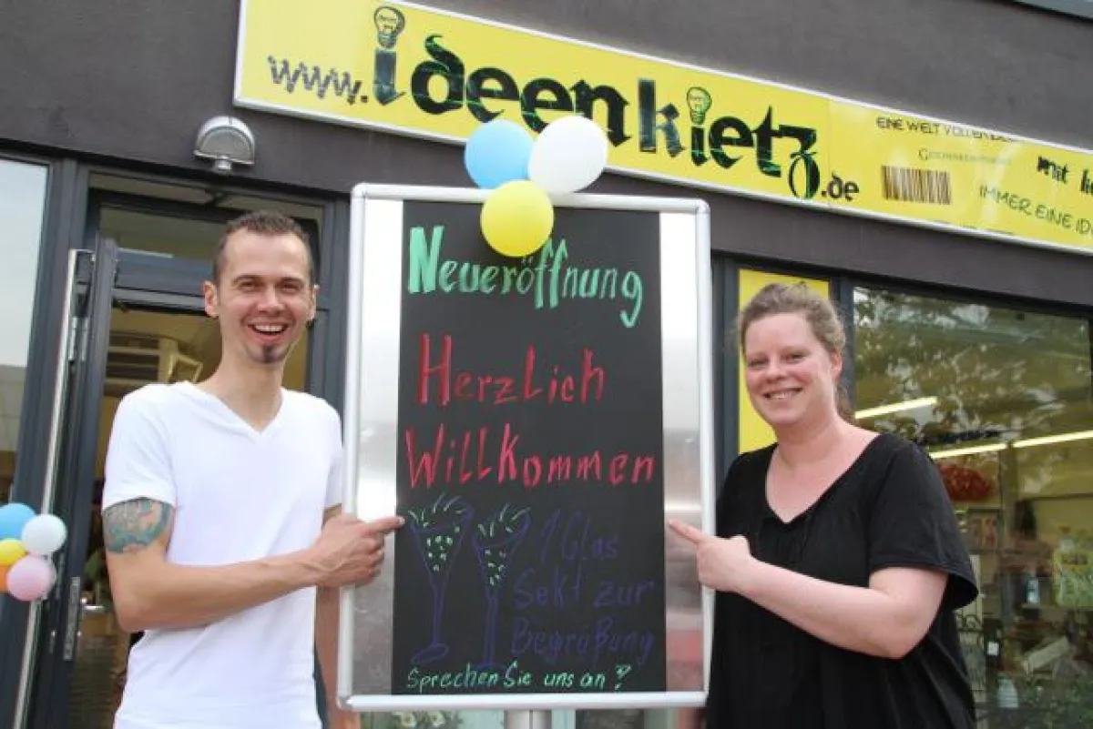 Geschenkartikel, Spielwaren, Kleinmöbel, Teppiche, Haushalt- und Schreibwaren gehören zum Sortiment