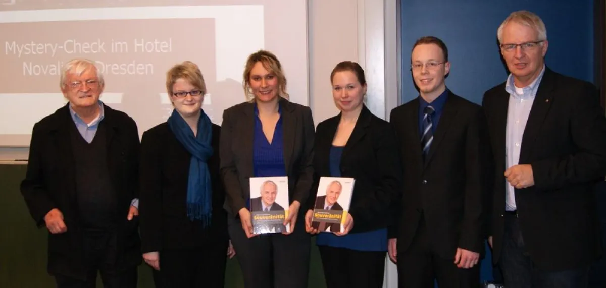 Theo und Karlhans Bergauer mit den Schülern nach der Präsentation der Check-Ergebnisse