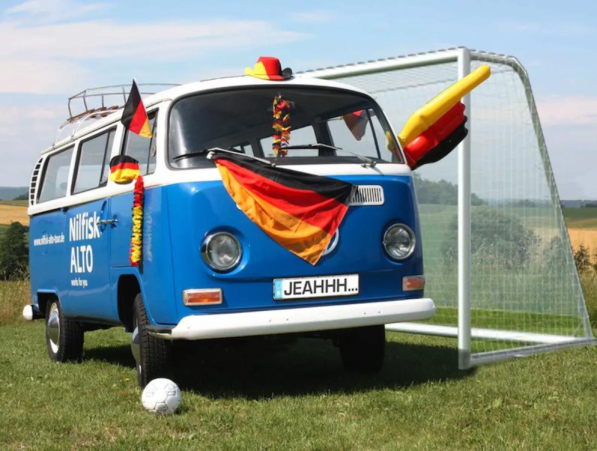 VW-Bulli Nils im EM-Fieber