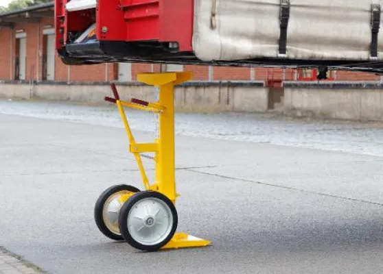 Bild: Vierzig Tonnen auf einem Bein – Die TÜV-zertifizierte Verladestütze von Dancop setzt Maßstäbe