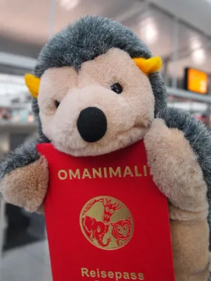 Bild: Kuscheltierland Omanimali stellt Reisepässe für Plüschtiere aus