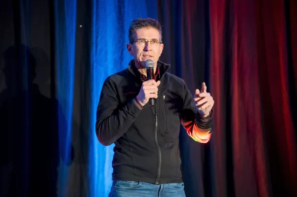 Bild: Markus Graß begeistert beim ersten Internationalen Speaker Slam 2025 in Wiesbaden