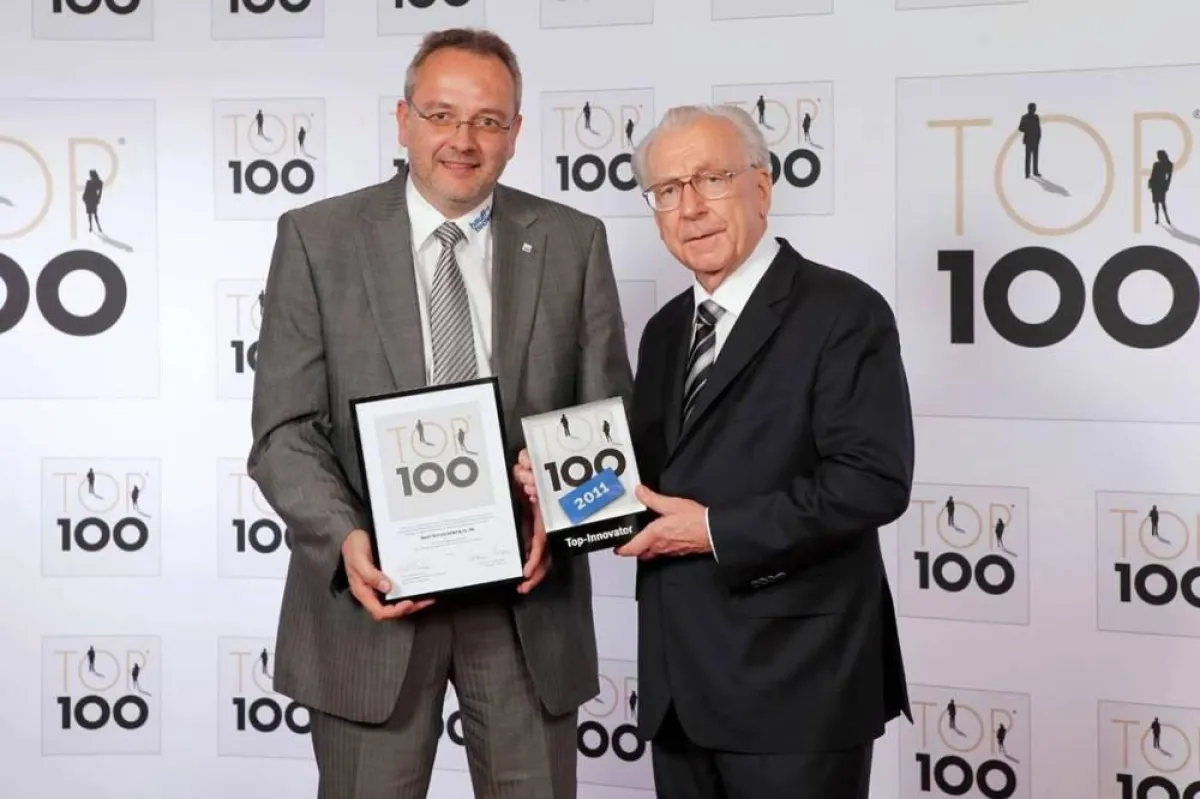 Lothar Späth überreicht Herrn Dr. Michael Seibold, Geschäftsführer Hauff-Technik GmbH, die Auszeichnung Top 100
