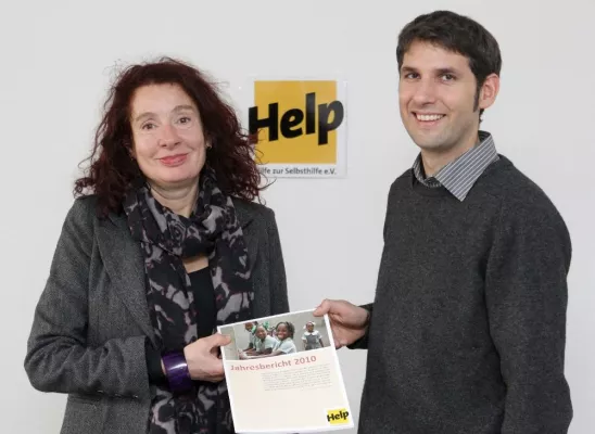 Hilfe zur Selbsthilfe: vergleichen.de und Help vereinbaren Spenden-Kooperation Bild: Hilfe zur Selbsthilfe: vergleichen.de und Help vereinbaren Spenden-Kooperation