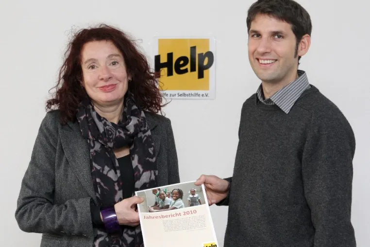 Hilfe zur Selbsthilfe: vergleichen.de und Help vereinbaren Spenden-Kooperation Bild: Hilfe zur Selbsthilfe: vergleichen.de und Help vereinbaren Spenden-Kooperation