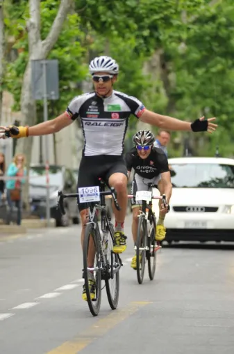 Bild: Alexandre Blain radelt zum Sieg